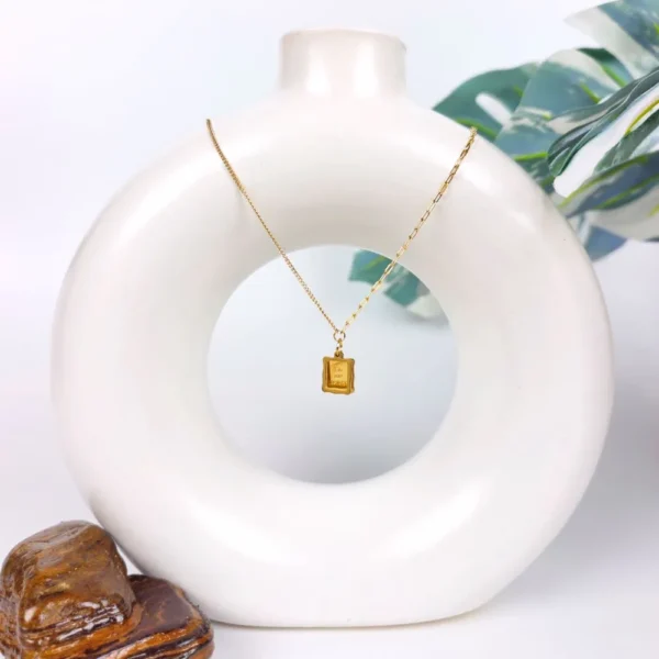 Bold frame golden neck chain