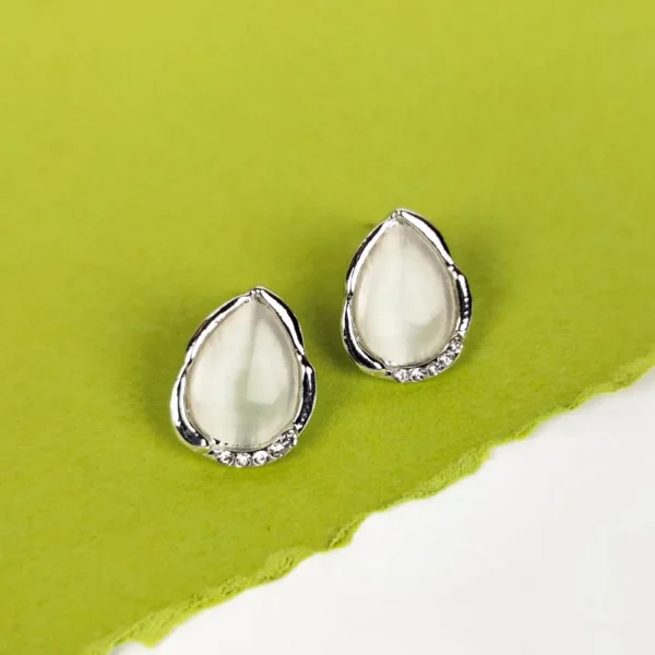 Trendsetter moonstone studs earrings