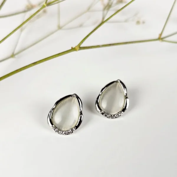Trendsetter moonstone studs earrings