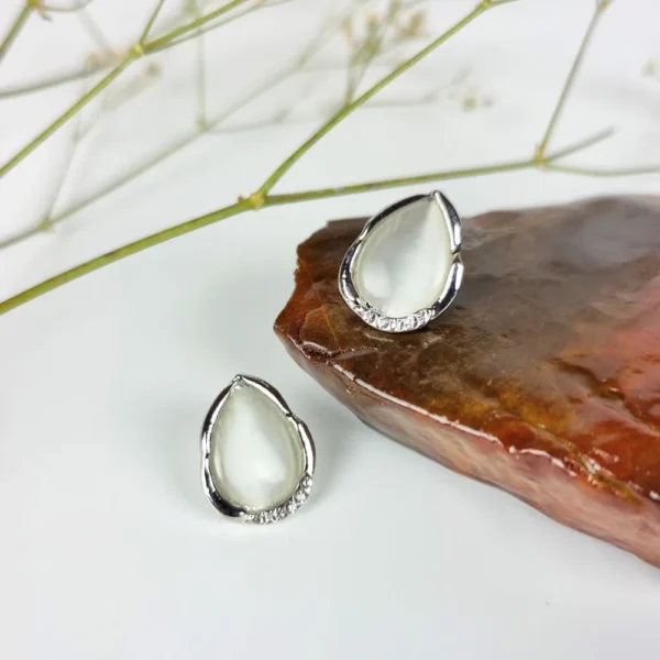 Trendsetter moonstone studs earrings