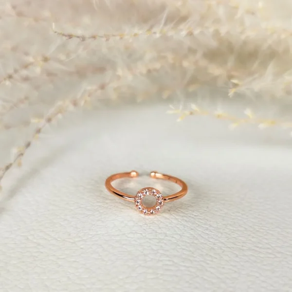 Rose bound adjustable finger ring