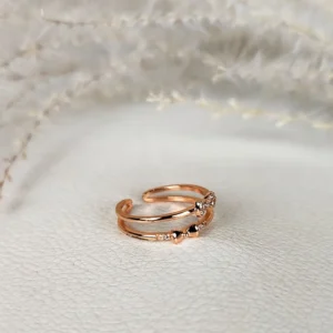 Bow embrace adjustable finger ring