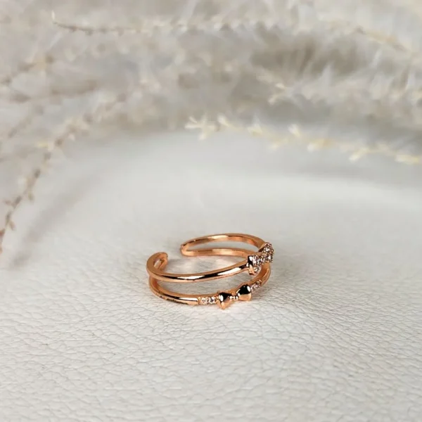 Bow embrace adjustable finger ring