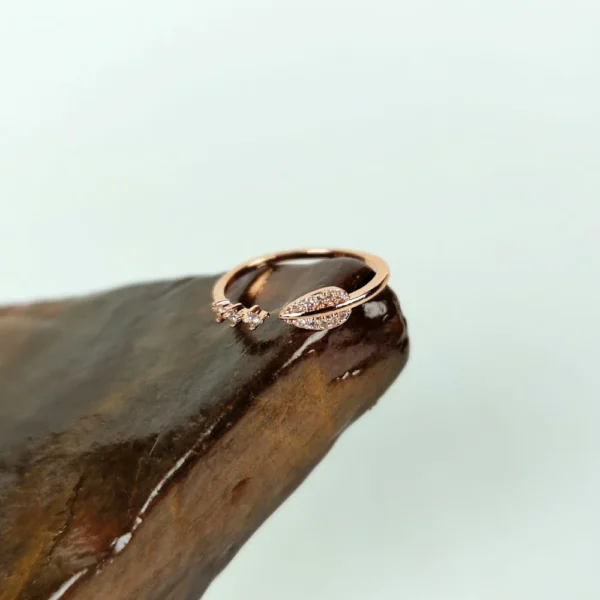 Blushing leaf adjustable finger ring