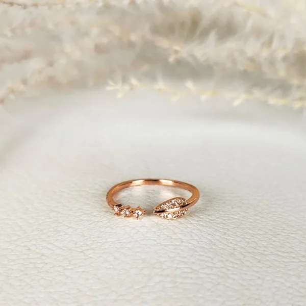 Blushing leaf adjustable finger ring