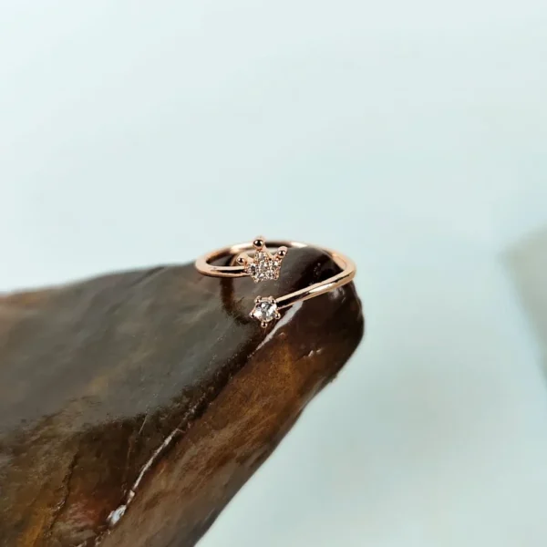 Queens charm adjustable finger ring