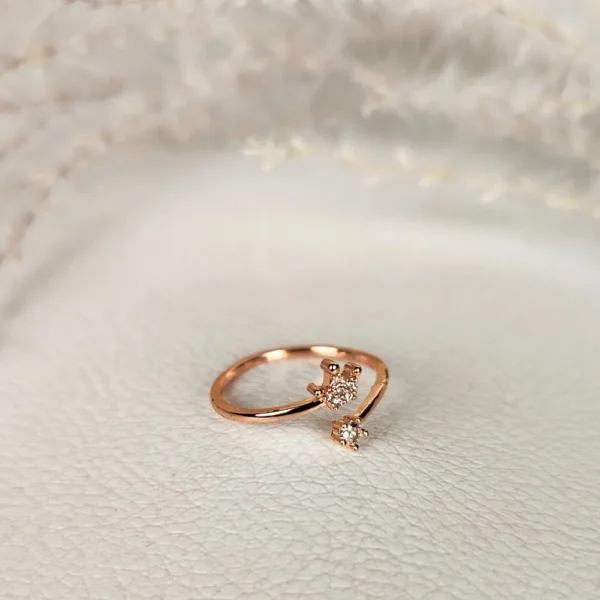 Queens charm adjustable finger ring