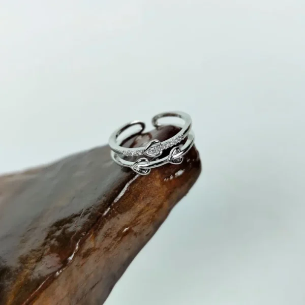 Radiant twist adjustable finger ring