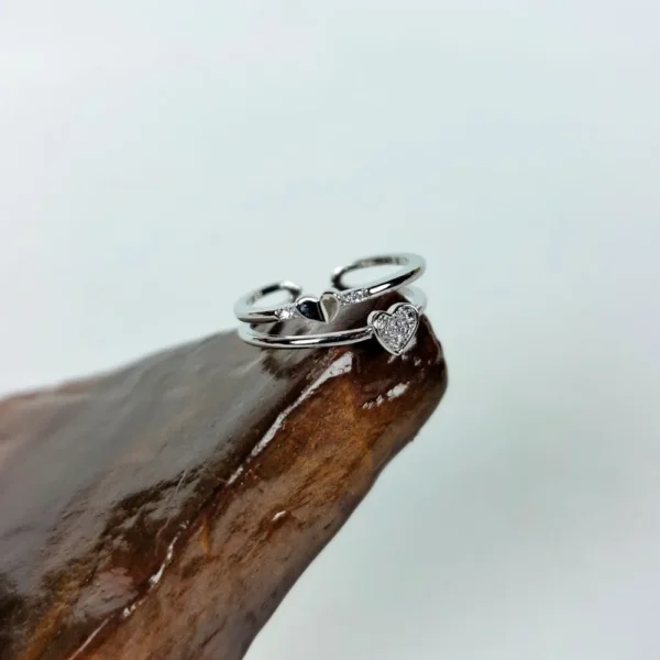 Glittering heart adjustable finger ring