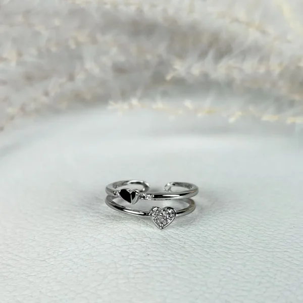 Glittering heart adjustable finger ring