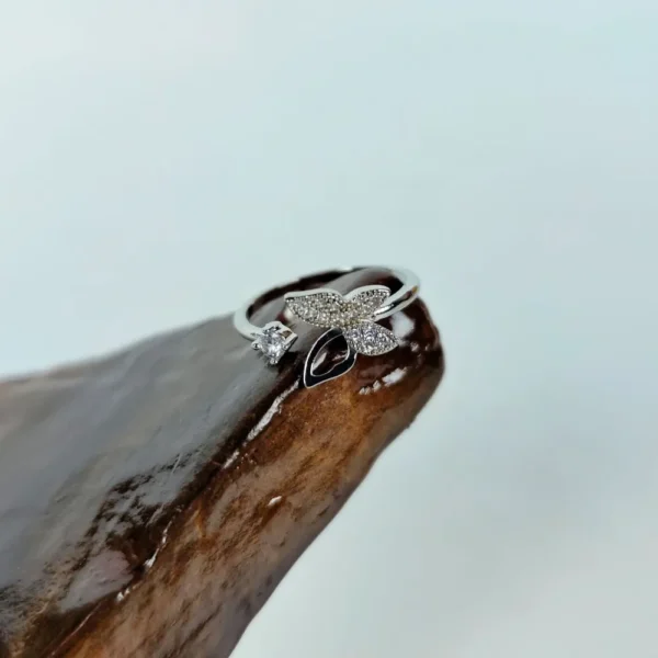Silver soar adjustable finger ring