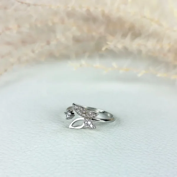 Silver soar adjustable finger ring