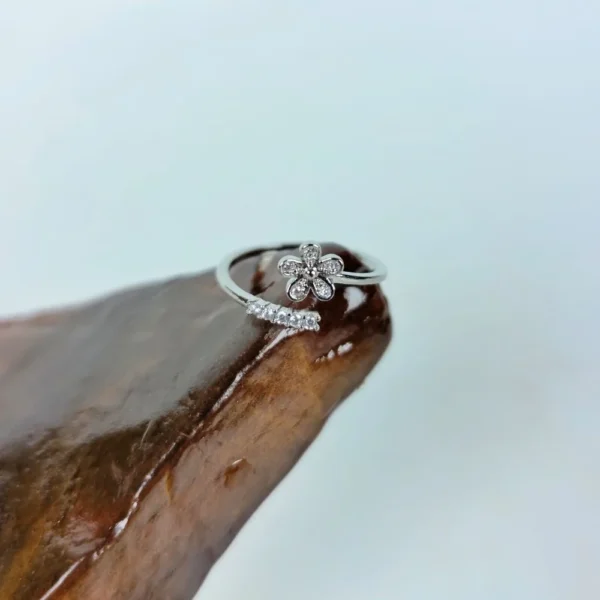 Flower sparkle adjustable finger ring