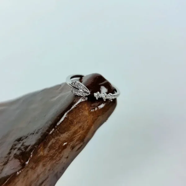 Frosty leaf adjustable finger ring