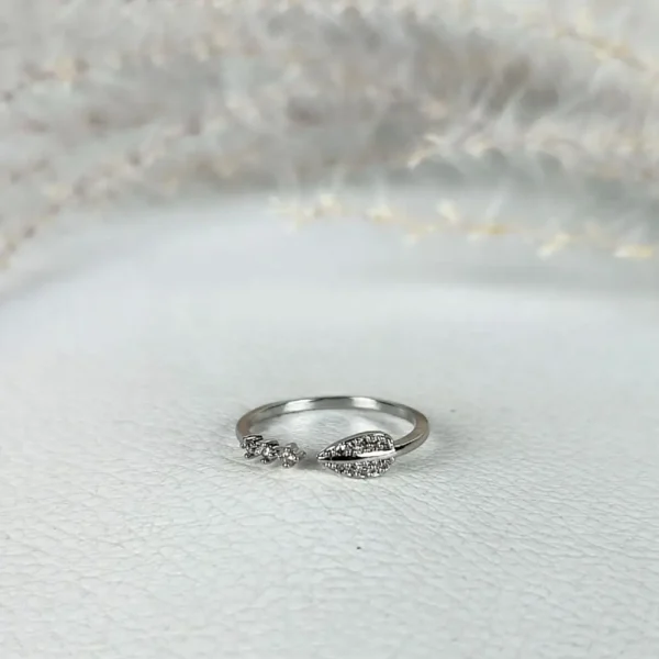 Frosty leaf adjustable finger ring