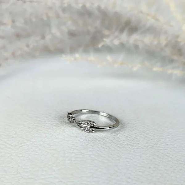 Frosty leaf adjustable finger ring