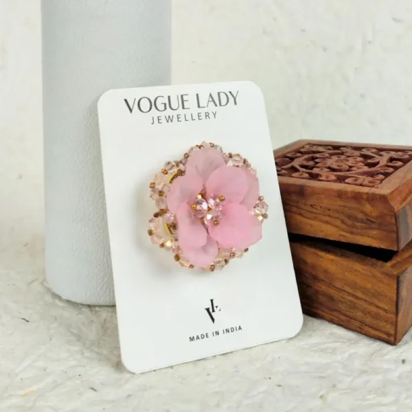 Daisy delight floral finger ring
