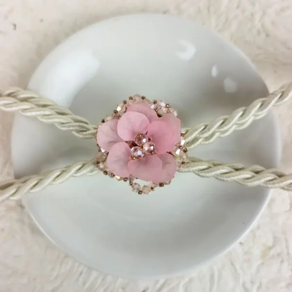 Daisy delight floral finger ring