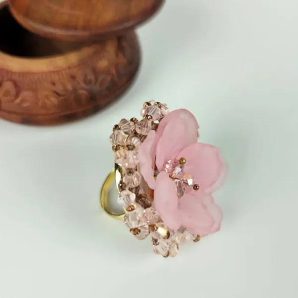 Daisy delight floral finger ring