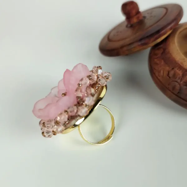 Daisy delight floral finger ring